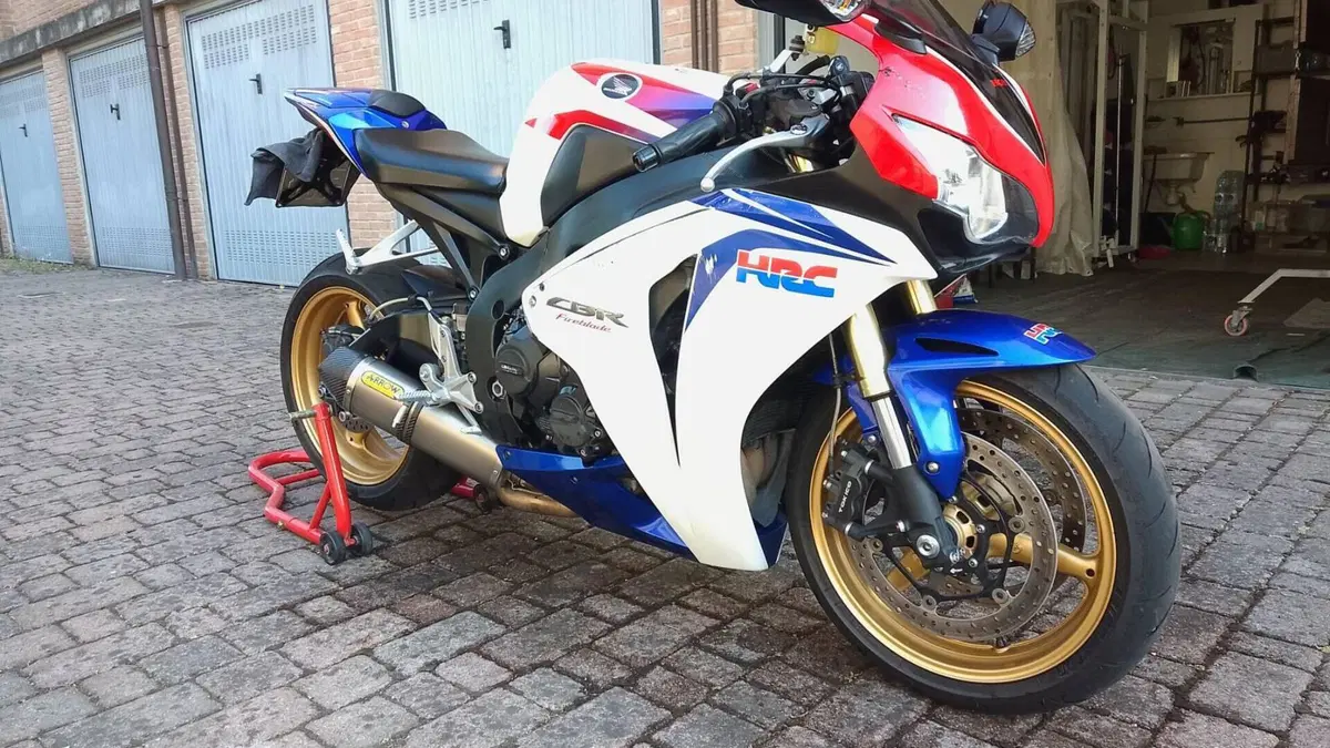 Honda CBR 1000 RR Fireblade (2008 - 11)  (3)