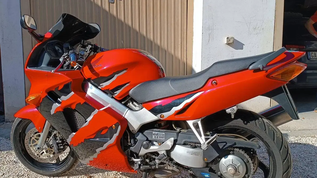 Honda VFR 800 (1998 - 01)  (2)