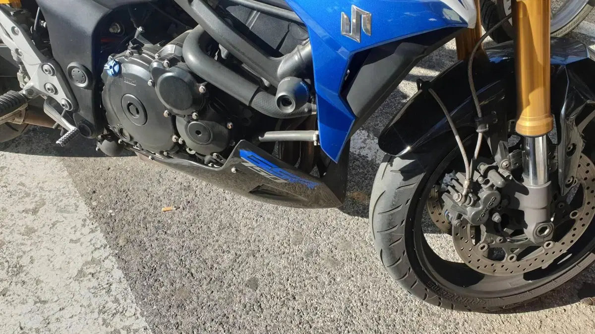 Suzuki GSR 750 (2010 - 15)  (2)