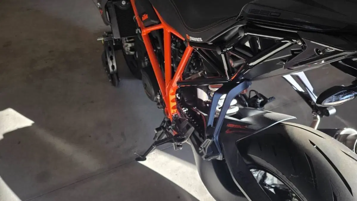 KTM 1290 Super Duke R (2019)  (4)