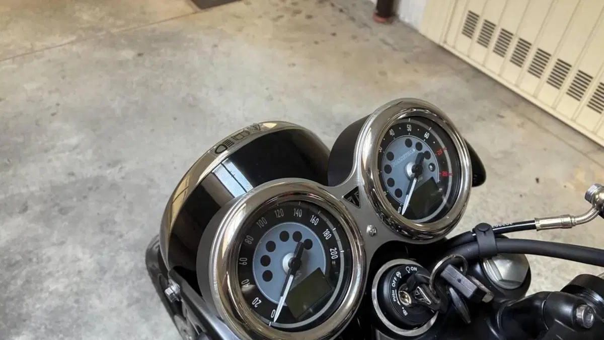 Triumph Bonneville T100 (2021 - 25)  (9)