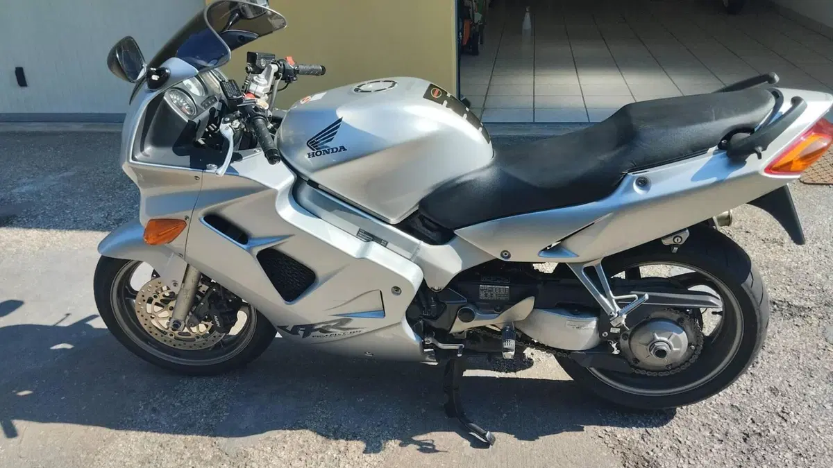 Honda VFR 800 (1998 - 01)  (2)