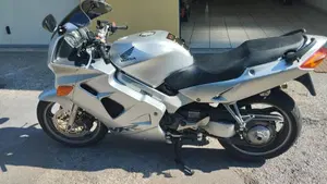 Honda VFR 800 (1998 - 01)  (2)