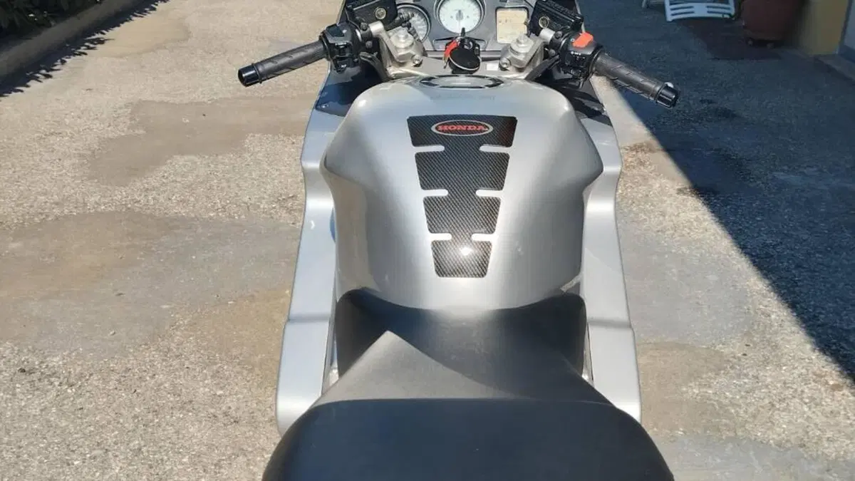 Honda VFR 800 (1998 - 01)  (3)