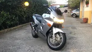 Honda VFR 800 (1998 - 01)  (5)