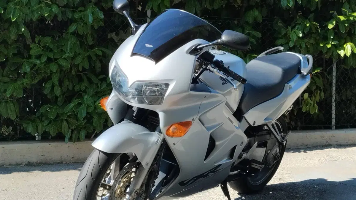 Honda VFR 800 (1998 - 01)  (7)
