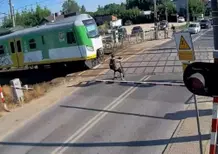 Monopattino sui binari: si ferma a pochi cm dal treno in corsa [VIDEO]