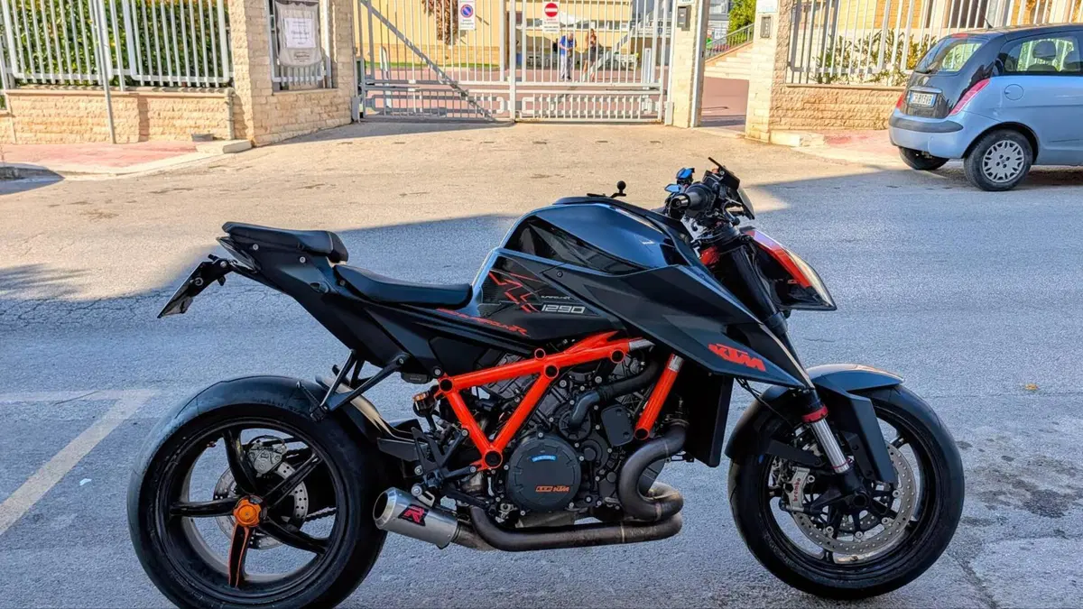 KTM 1290 Super Duke R (2021)  (2)