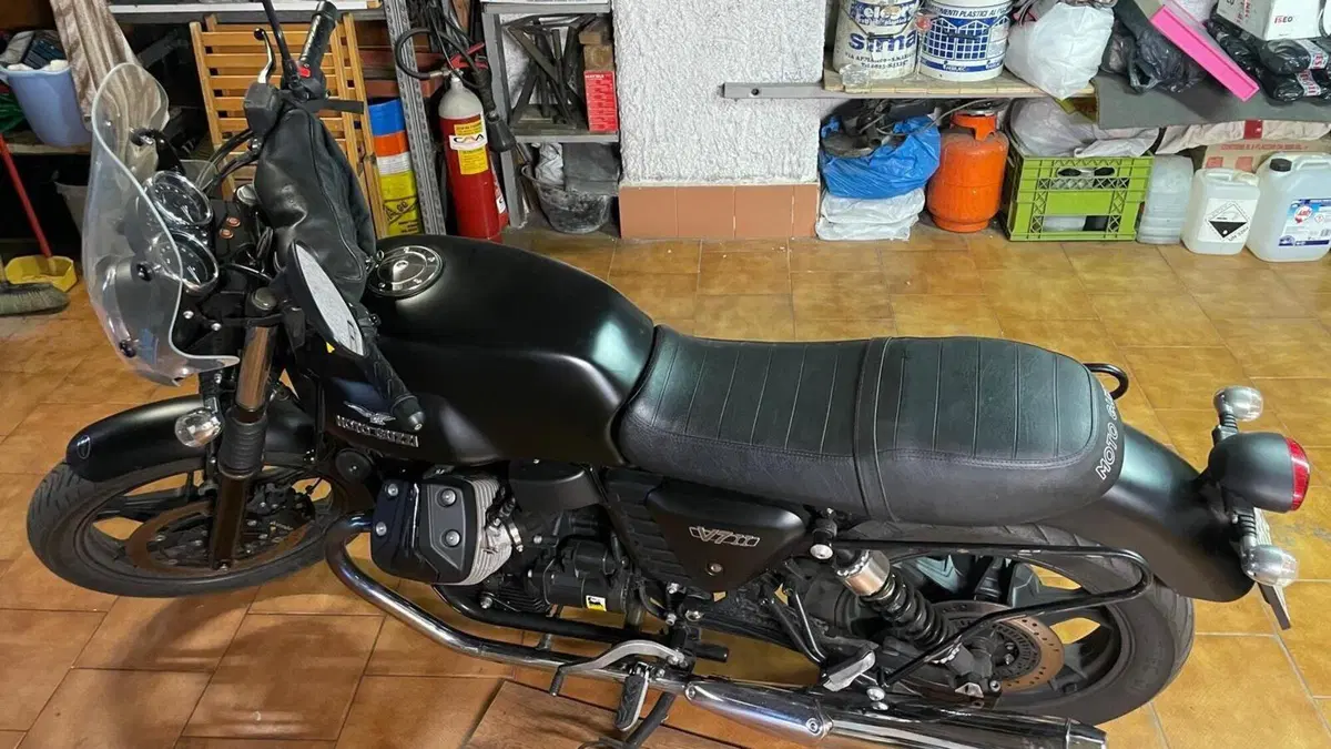 Moto Guzzi V7 II Stone (2015 - 17)  (9)
