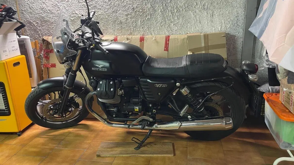 Moto Guzzi V7 II Stone (2015 - 17)  (10)