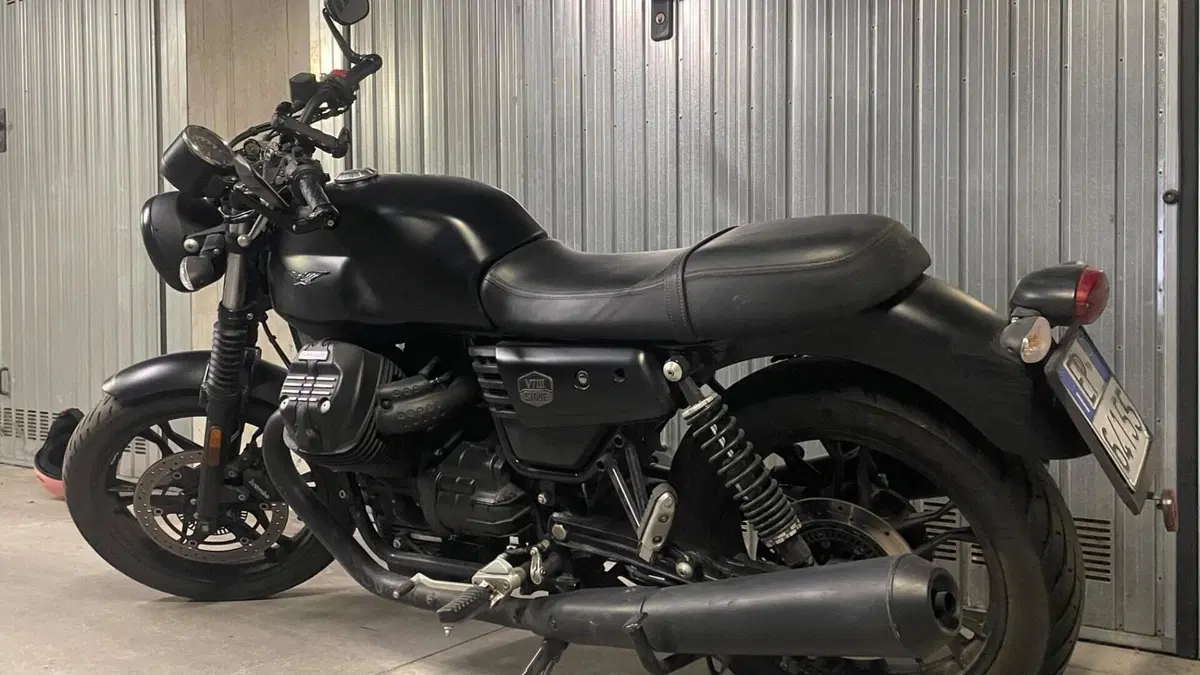 Moto Guzzi V7 III Stone (2017 - 20)  (2)