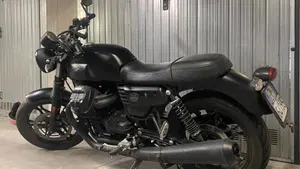 Moto Guzzi V7 III Stone (2017 - 20)  (2)