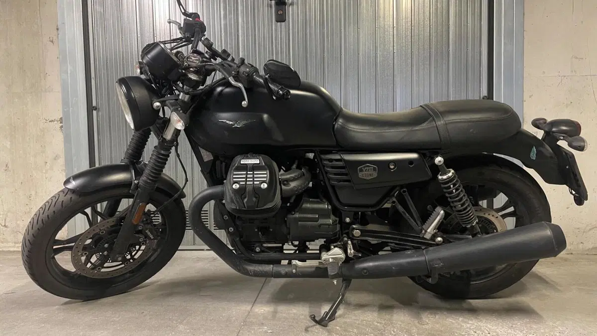 Moto Guzzi V7 III Stone (2017 - 20)  (5)