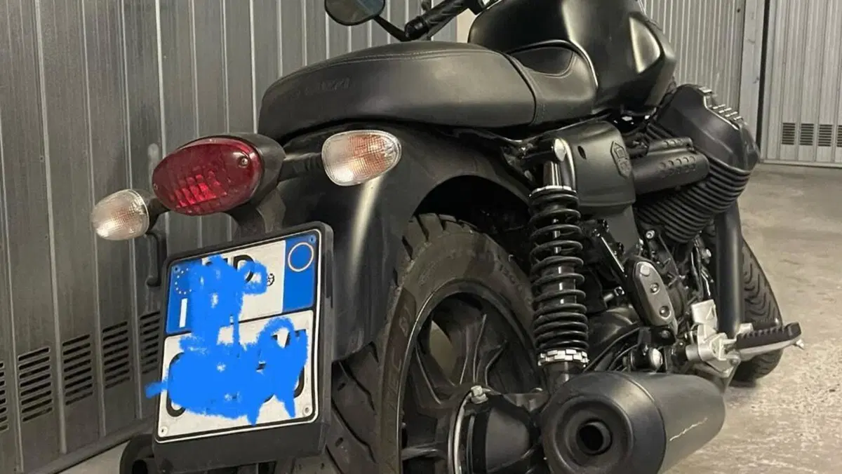 Moto Guzzi V7 III Stone (2017 - 20)  (10)