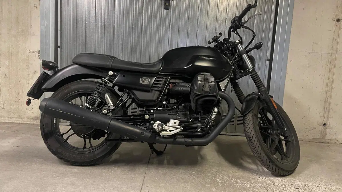 Moto Guzzi V7 III Stone (2017 - 20)  (12)