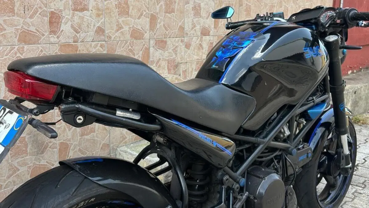 Ducati Monster 600 Dark (1998 - 01)  (3)