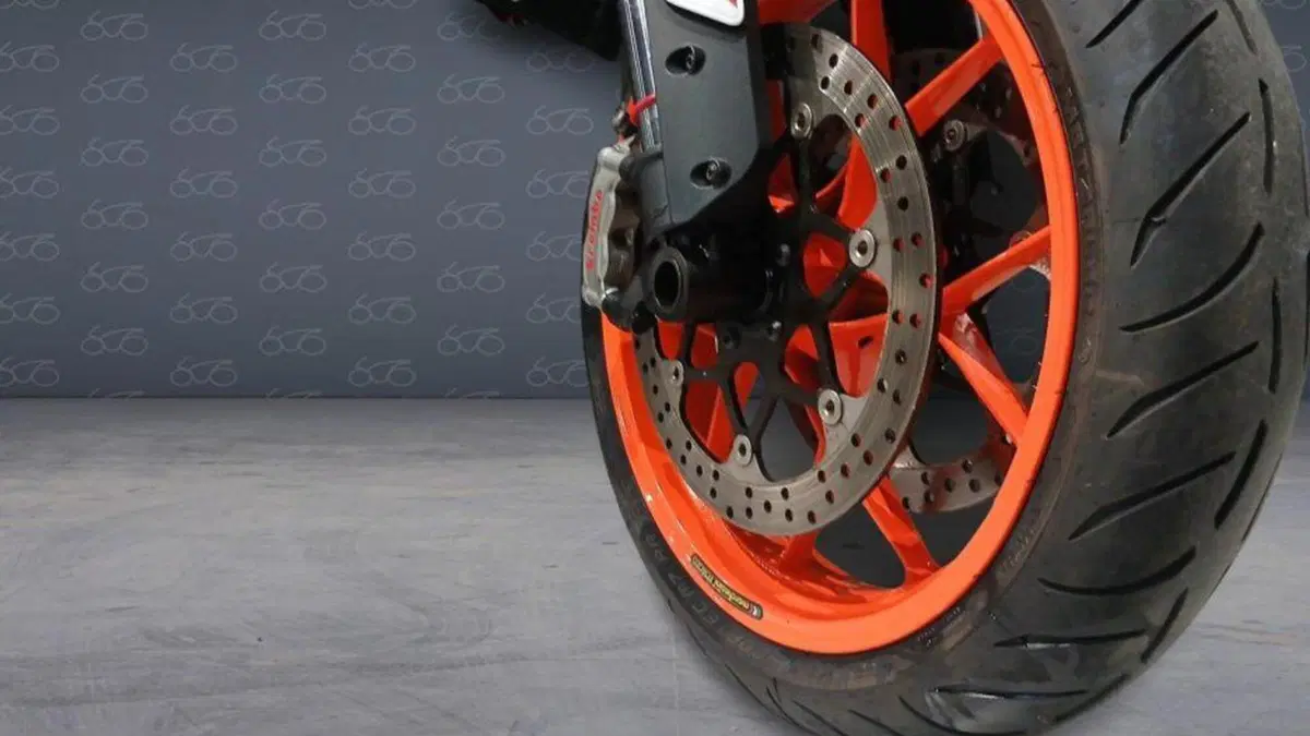 KTM 890 Duke R (2020)  (6)