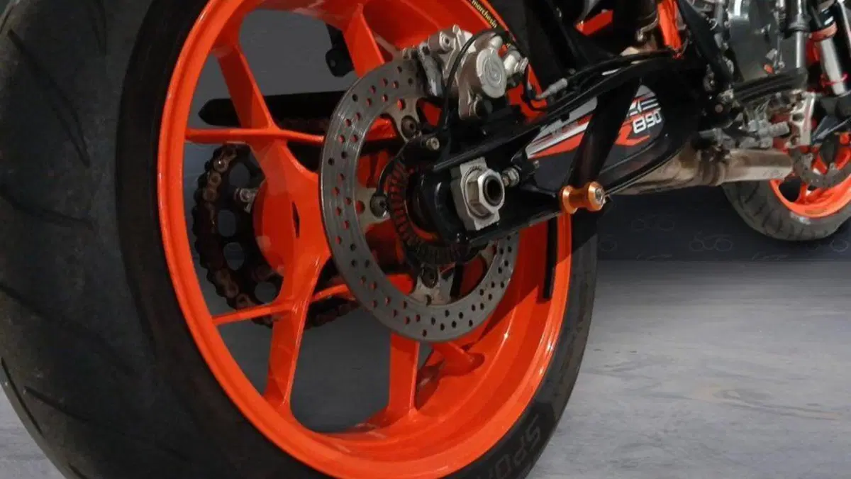 KTM 890 Duke R (2020)  (5)