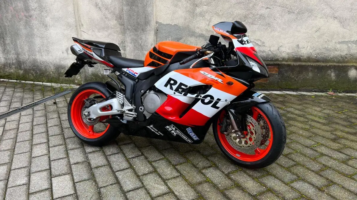 Honda CBR 1000 RR Fireblade (2004 - 05)  (2)