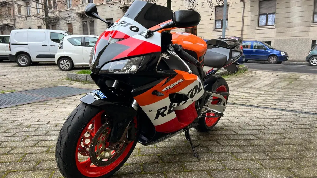 Honda CBR 1000 RR Fireblade (2004 - 05)  (4)