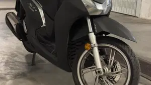 Honda SH 300 i ABS (2016 - 20)  (2)