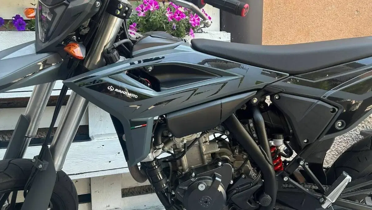 Betamotor RR 125 4T Motard T - X Special Edition (2025 - 26)  (2)