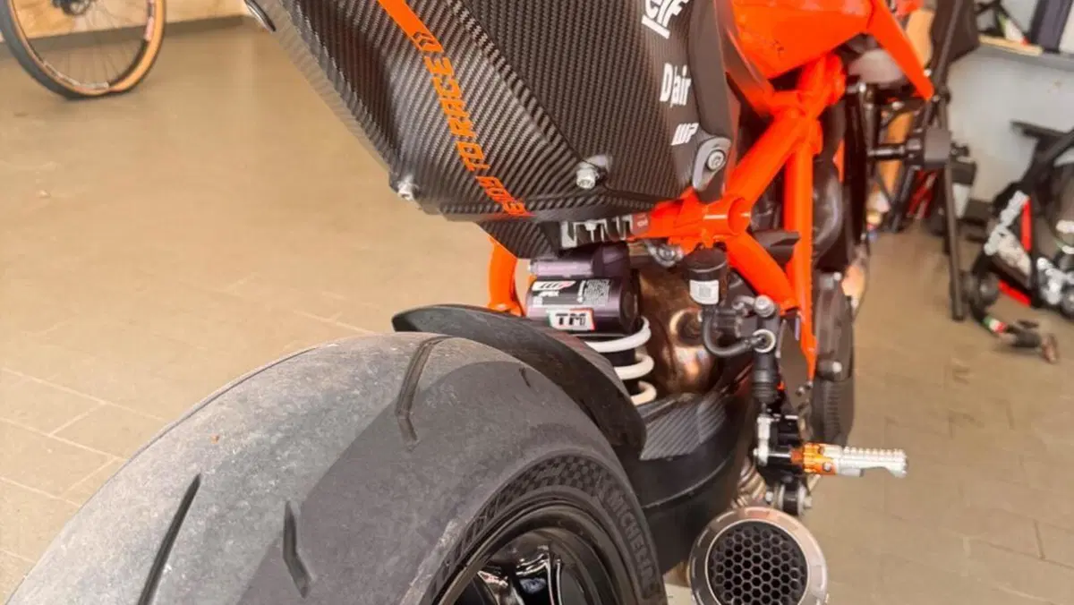 KTM 1290 Super Duke R (2021)  (3)