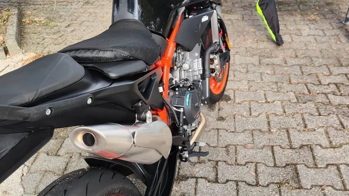 KTM 890 Duke R (2022 - 23)  (4)