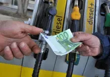 Caro carburanti, in 30 anni benzina raddoppiata: quanto ci costa davvero il pieno