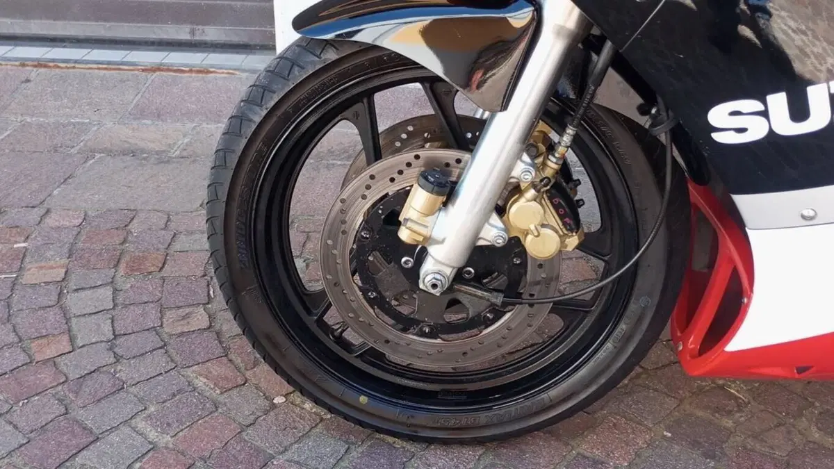Suzuki   (17)
