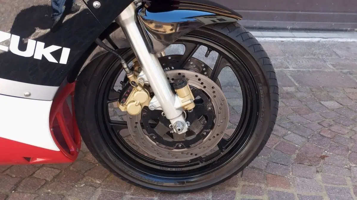 Suzuki   (19)