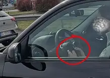 La distrazione alla guida è una piaga sociale: quello che abbiamo visto nel traffico è impressionante [VIDEO]
