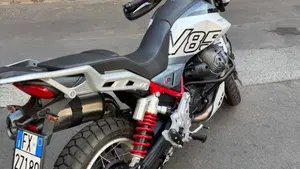 Moto Guzzi V85 TT (2024 - 26)  (2)
