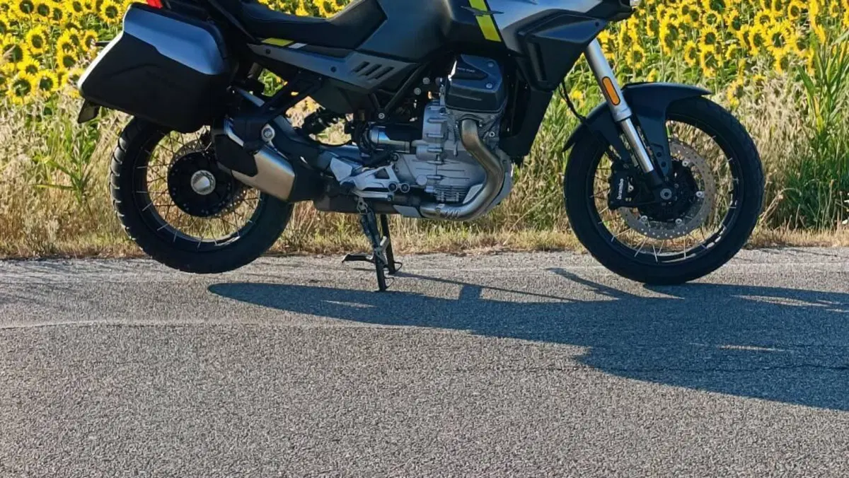 Moto Guzzi Stelvio (2024 - 26)  (2)