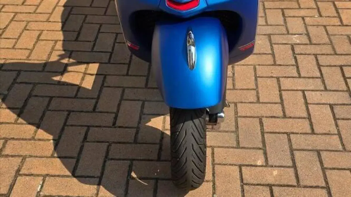 Vespa GTS 300 Hpe (2021 - 22)  (2)