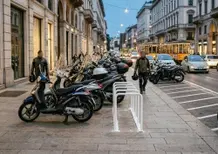 Milano non vuole moto e scooter sui marciapiedi. Ok. Ma allora dove sono i parcheggi? [VIDEO]