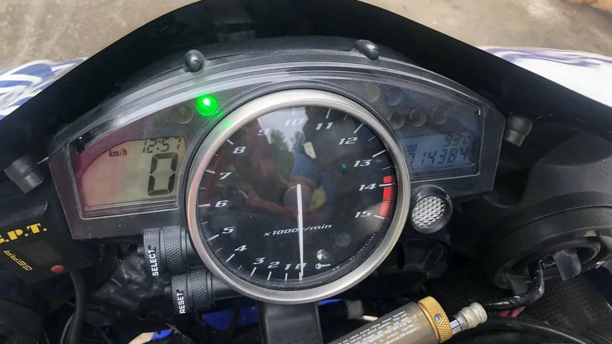 Yamaha YZF R1 (2004 - 05)  (8)