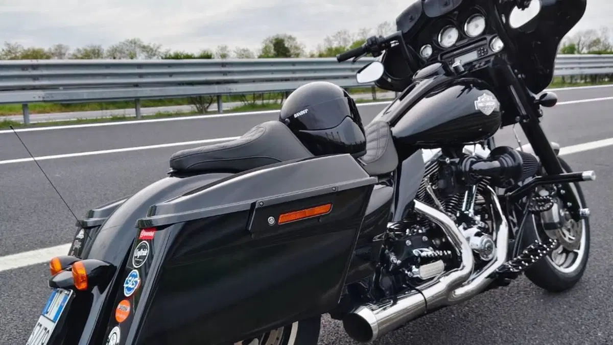 Harley-Davidson 1690 Street Glide (2011 - 13) - FLHX  (4)
