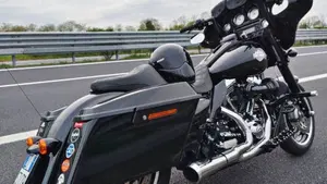 Harley-Davidson 1690 Street Glide (2011 - 13) - FLHX  (4)
