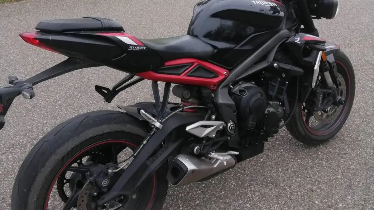 Triumph Street Triple R (2020 - 22)  (2)
