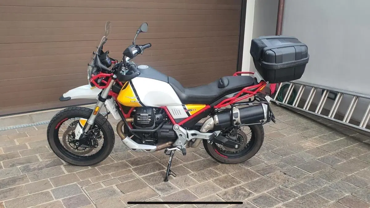 Moto Guzzi V85 TT Evocative Graphics (2019 - 20)  (7)