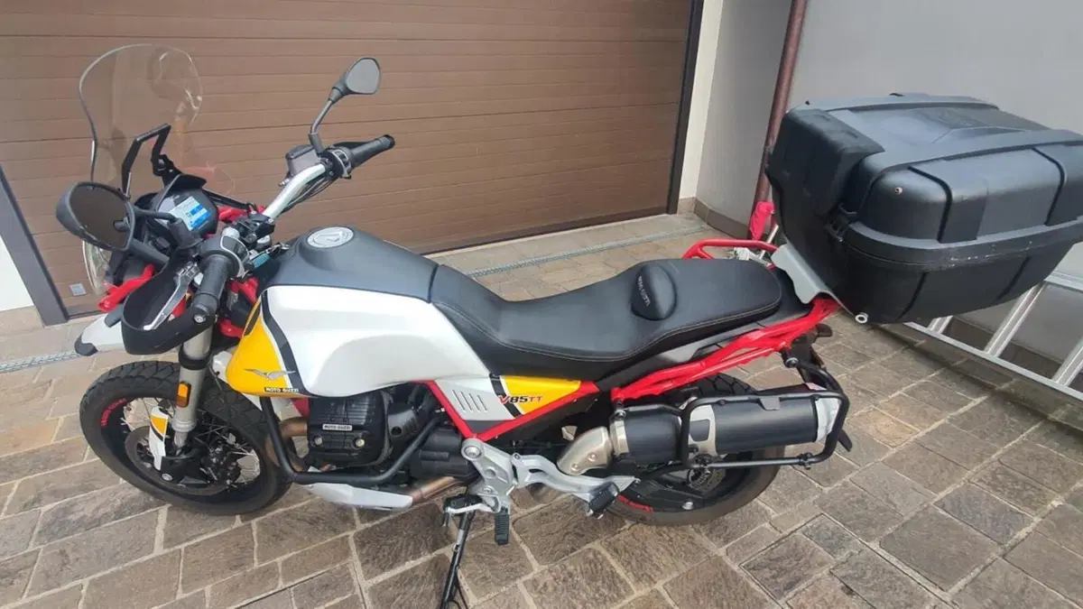 Moto Guzzi V85 TT Evocative Graphics (2019 - 20)  (8)