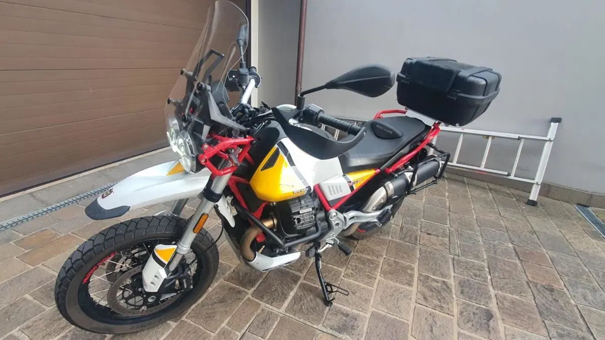 Moto Guzzi V85 TT Evocative Graphics (2019 - 20)  (9)