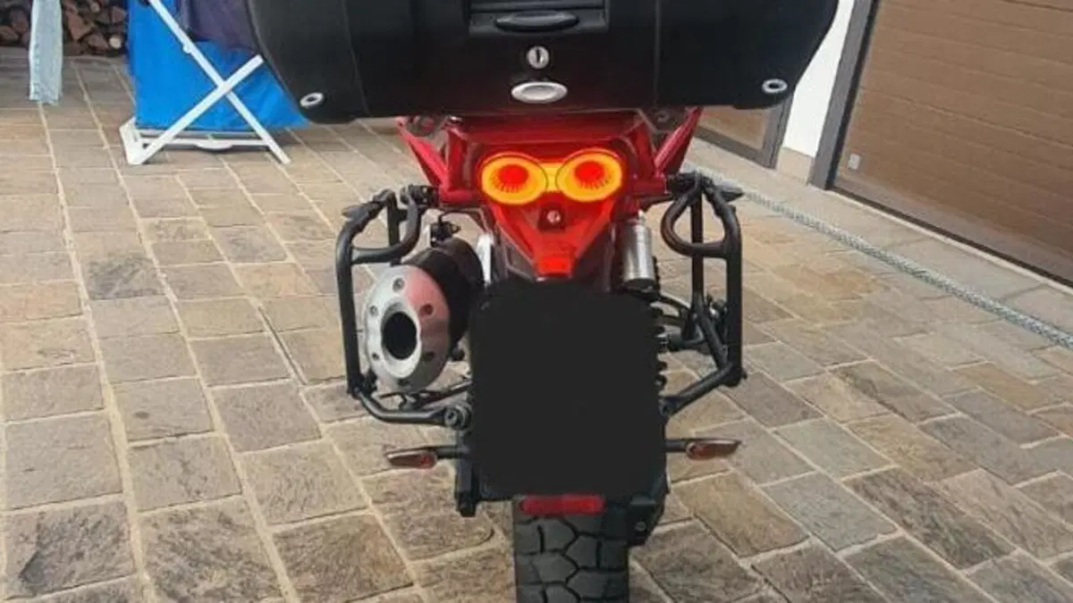 Moto Guzzi V85 TT Evocative Graphics (2019 - 20)  (10)