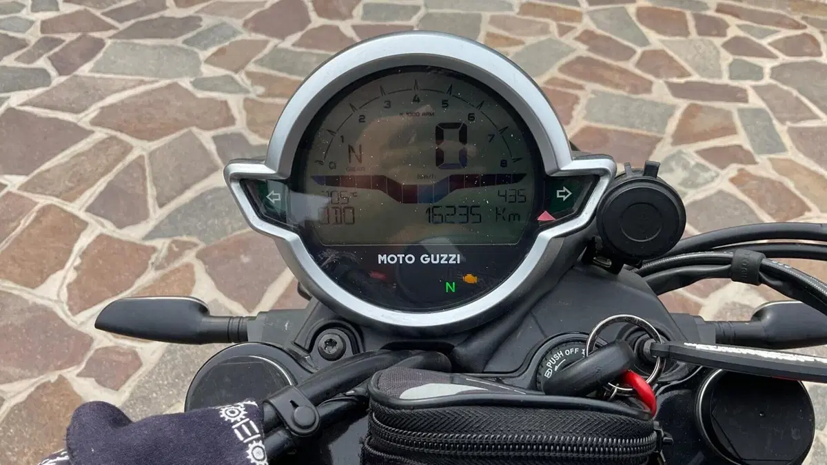 Moto Guzzi V7 Stone (2021 - 24) 