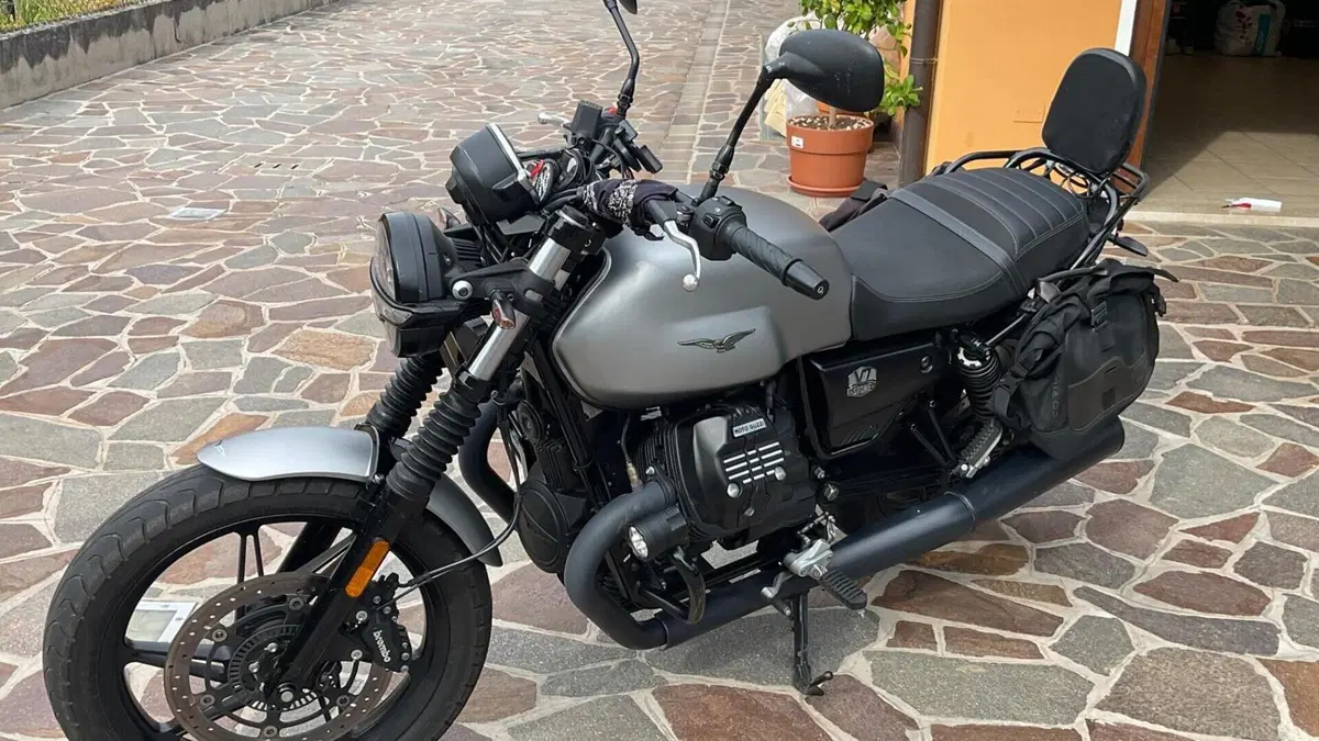Moto Guzzi V7 Stone (2021 - 24)  (4)