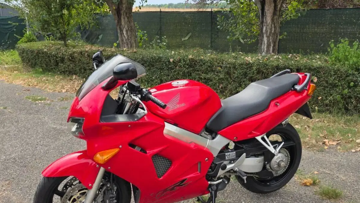 Honda VFR 800 (1998 - 01)  (2)