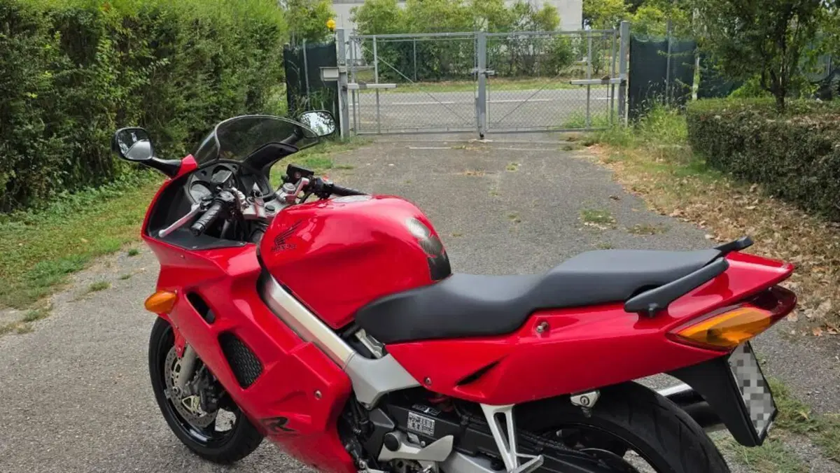 Honda VFR 800 (1998 - 01)  (3)