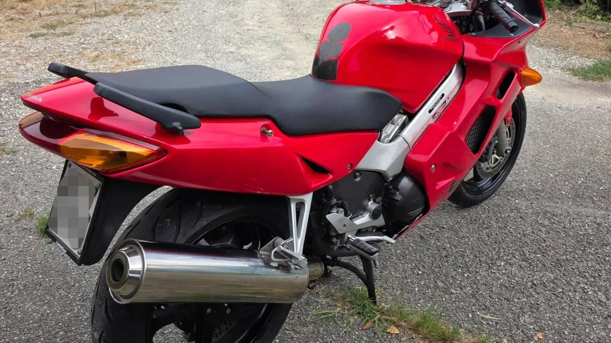 Honda VFR 800 (1998 - 01)  (5)