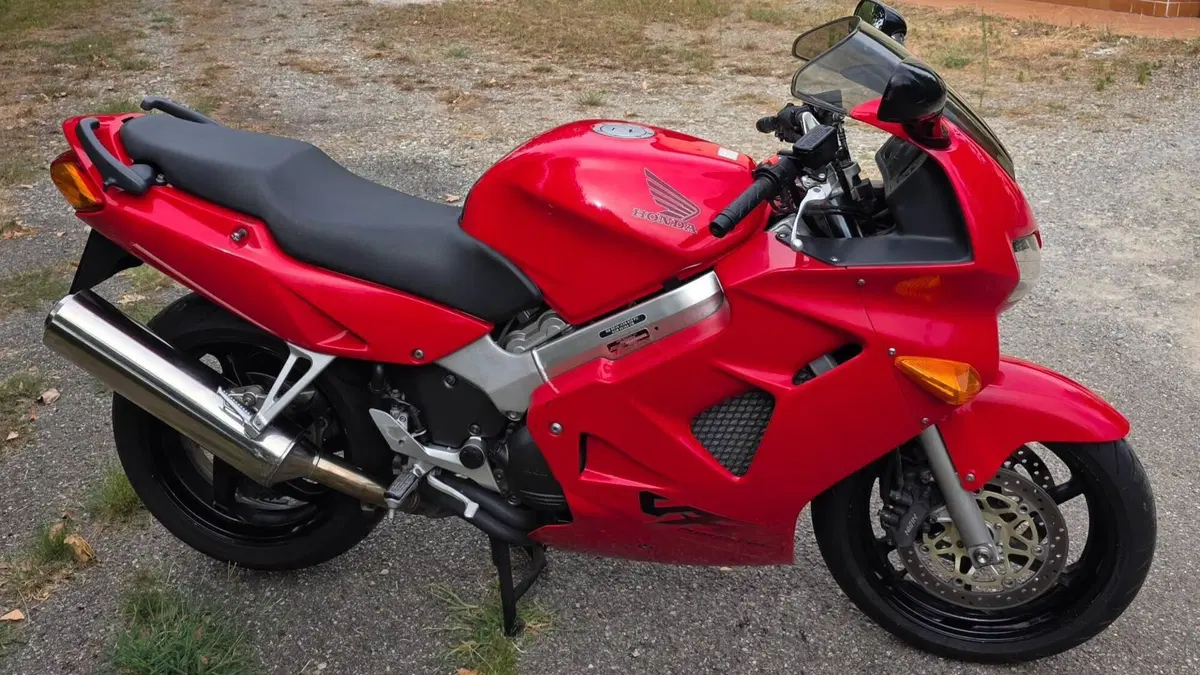 Honda VFR 800 (1998 - 01)  (6)